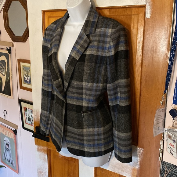 3/$20 - Tahari Blazer - Size 8P - Picture 5 of 12